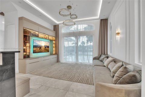 House in Hollywood, Florida 5 bedrooms, 302.49 sq.m. № 1952914 - photo 13
