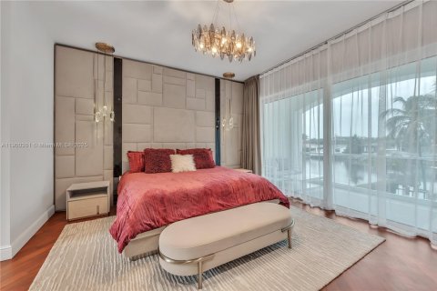 House in Hollywood, Florida 5 bedrooms, 302.49 sq.m. № 1952914 - photo 24
