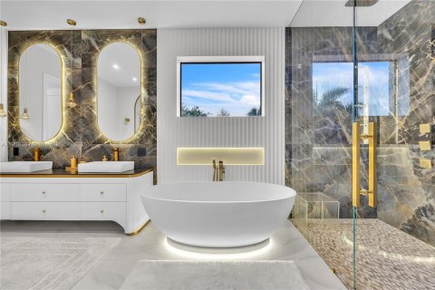 House in Hollywood, Florida 5 bedrooms, 302.49 sq.m. № 1952914 - photo 27