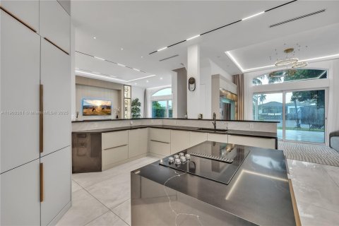 House in Hollywood, Florida 5 bedrooms, 302.49 sq.m. № 1952914 - photo 8