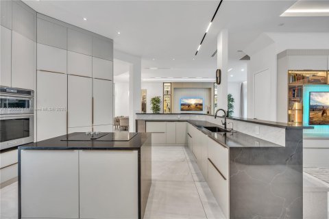 House in Hollywood, Florida 5 bedrooms, 302.49 sq.m. № 1952914 - photo 10
