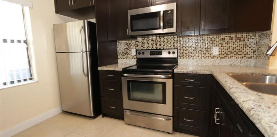 Apartment in Sunrise, Florida 3 bedrooms, 103.86 sq.m. № 2250876