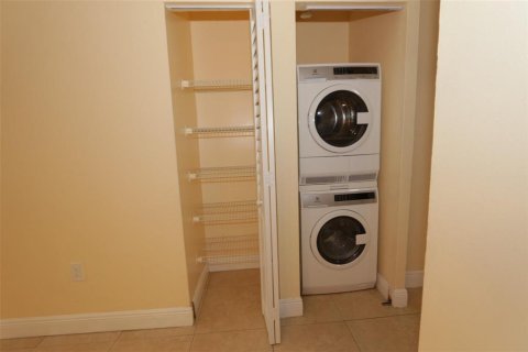 Apartment in Sunrise, Florida 3 bedrooms, 103.86 sq.m. № 2250876 - photo 5