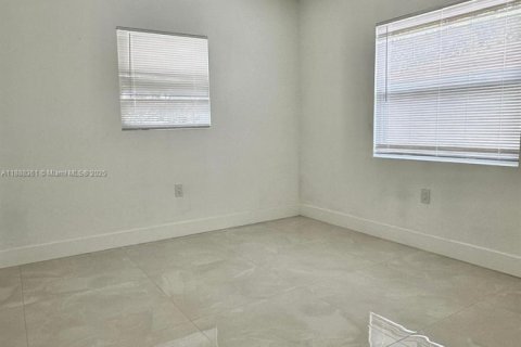 Снять в аренду виллу или дом в Майами, Флорида 2 спальни, 69.49м2, № 1950052 - фото 13