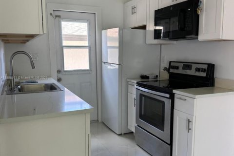 Снять в аренду виллу или дом в Майами, Флорида 2 спальни, 69.49м2, № 1950052 - фото 19