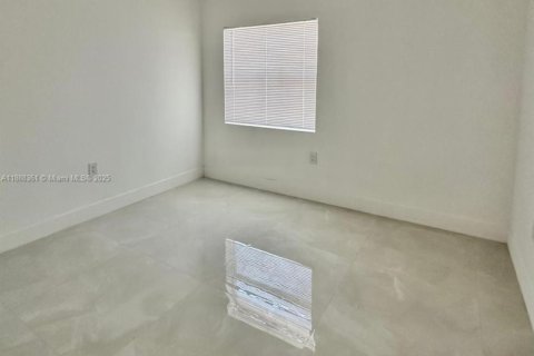 Снять в аренду виллу или дом в Майами, Флорида 2 спальни, 69.49м2, № 1950052 - фото 11