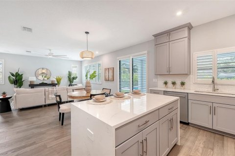 House in Sarasota, Florida 4 bedrooms, 223.8 sq.m. № 2151980 - photo 14