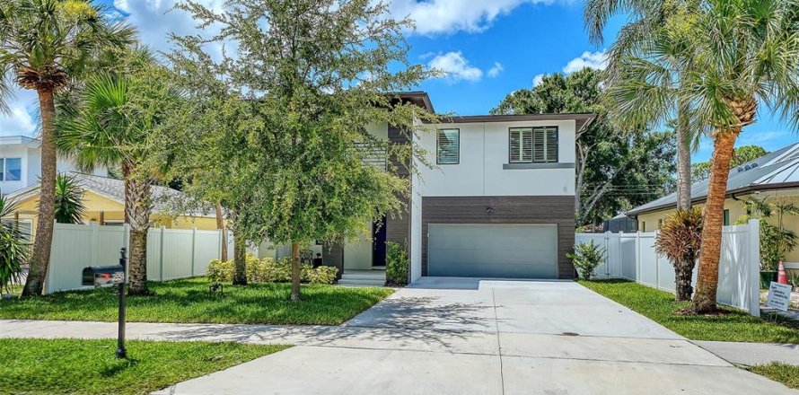 House in Sarasota, Florida 4 bedrooms, 223.8 sq.m. № 2151980