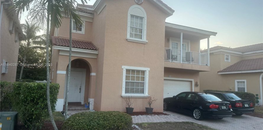 House in Coral Springs, Florida 4 bedrooms, 233.37 sq.m. № 1842721
