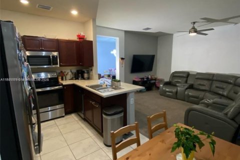 Adosado en venta en Hialeah, Florida, 4 dormitorios, 177.81 m2 № 1696831 - foto 2