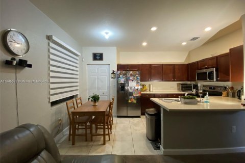 Adosado en venta en Hialeah, Florida, 4 dormitorios, 177.81 m2 № 1696831 - foto 9