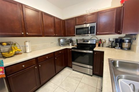 Adosado en venta en Hialeah, Florida, 4 dormitorios, 177.81 m2 № 1696831 - foto 4