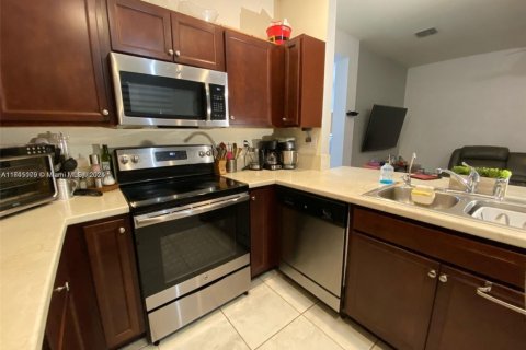 Adosado en venta en Hialeah, Florida, 4 dormitorios, 177.81 m2 № 1696831 - foto 5