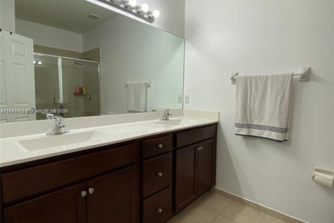 Adosado en venta en Hialeah, Florida, 4 dormitorios, 177.81 m2 № 1696831 - foto 30