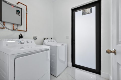 Casa en venta en Fort Lauderdale, Florida, 4 dormitorios № 1973958 - foto 12