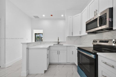 Casa en venta en Fort Lauderdale, Florida, 4 dormitorios № 1973958 - foto 9