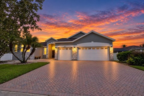 House in Oviedo, Florida 4 bedrooms, 249.26 sq.m. № 2280243