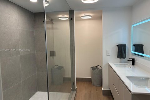 Condominio en alquiler en Miami, Florida, 2 dormitorios, 142.14 m2 № 1934683 - foto 11