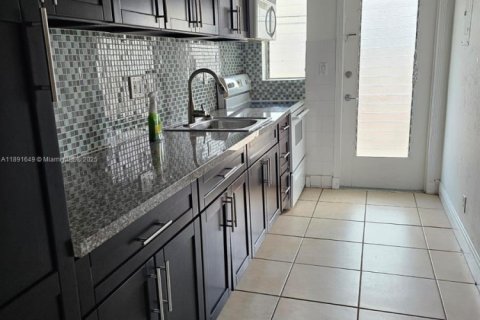 Condo in North Miami Beach, Florida, 1 bedroom  № 1944868 - photo 5