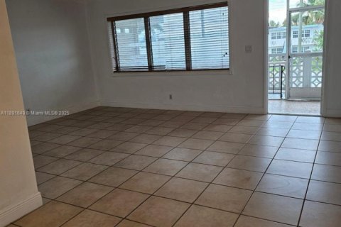 Condo in North Miami Beach, Florida, 1 bedroom  № 1944868 - photo 8