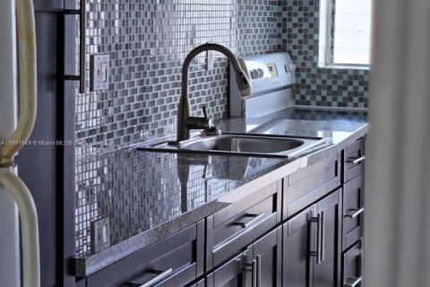 Condo in North Miami Beach, Florida, 1 bedroom  № 1944868 - photo 2