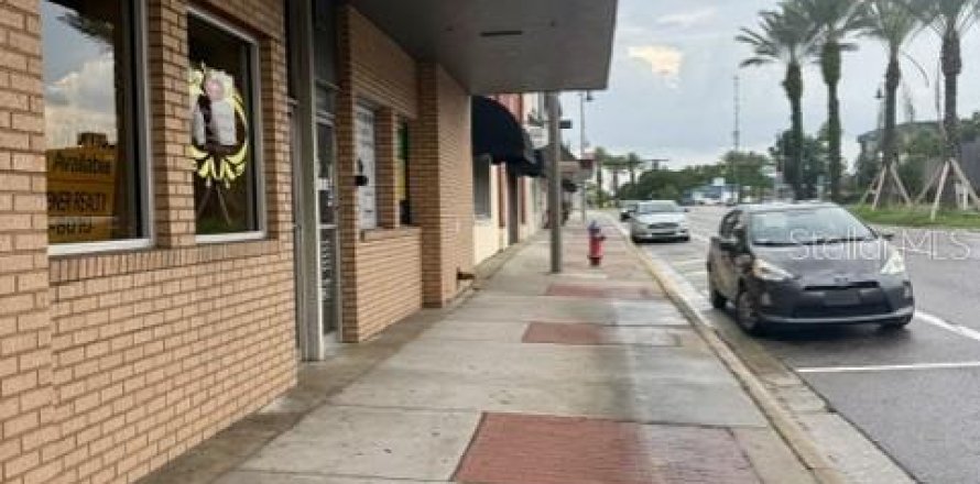 Commercial property in Apopka, Florida 102.66 sq.m. № 2205145
