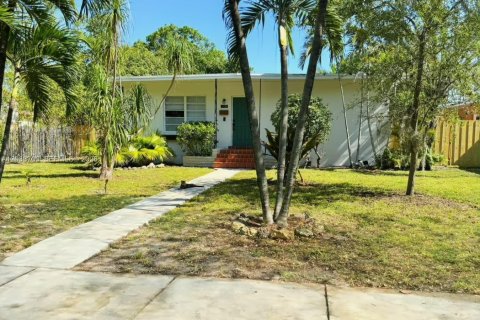 House in North Miami, Florida 2 bedrooms, 80.27 sq.m. № 2078020 - photo 2