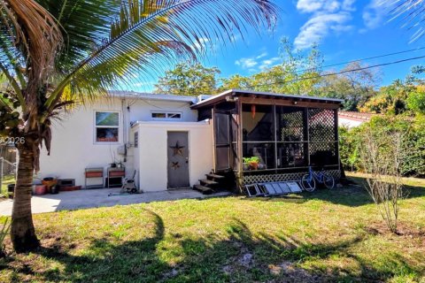 House in North Miami, Florida 2 bedrooms, 80.27 sq.m. № 2078020 - photo 12