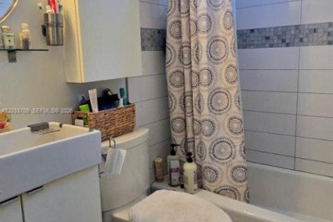 House in North Miami, Florida 2 bedrooms, 80.27 sq.m. № 2078020 - photo 18