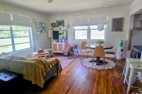 House in North Miami, Florida 2 bedrooms, 80.27 sq.m. № 2078020 - photo 6