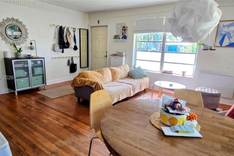 House in North Miami, Florida 2 bedrooms, 80.27 sq.m. № 2078020 - photo 5