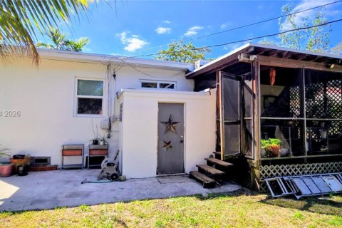 House in North Miami, Florida 2 bedrooms, 80.27 sq.m. № 2078020 - photo 13