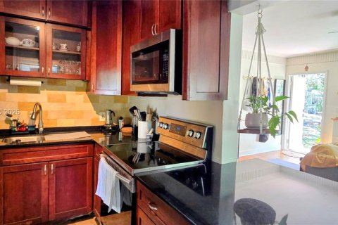 House in North Miami, Florida 2 bedrooms, 80.27 sq.m. № 2078020 - photo 8