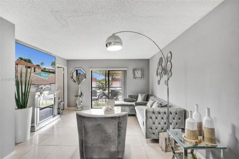 Condo in Miami, Florida, 2 bedrooms  № 2041524 - photo 8