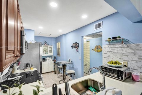 Condo in Miami, Florida, 2 bedrooms  № 2041524 - photo 14