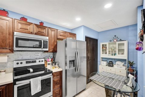 Condo in Miami, Florida, 2 bedrooms  № 2041524 - photo 17