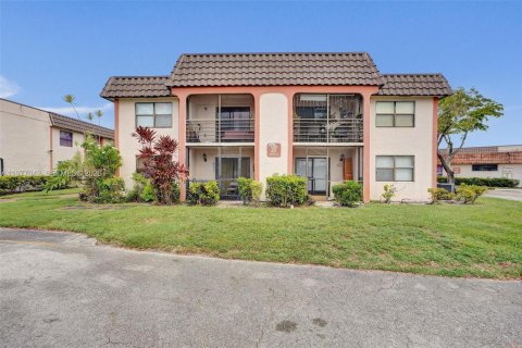 Condo in Miami, Florida, 2 bedrooms  № 2041524 - photo 2