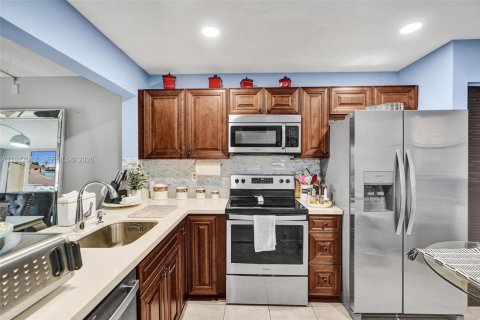 Condo in Miami, Florida, 2 bedrooms  № 2041524 - photo 16