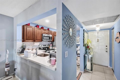 Condo in Miami, Florida, 2 bedrooms  № 2041524 - photo 13