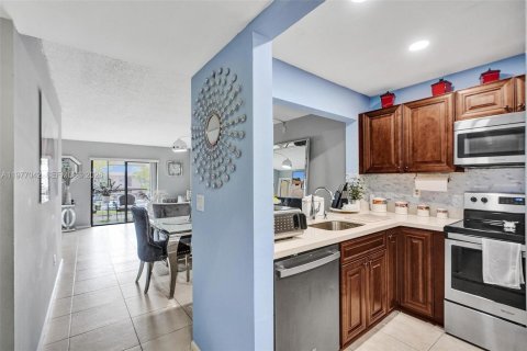 Condo in Miami, Florida, 2 bedrooms  № 2041524 - photo 15