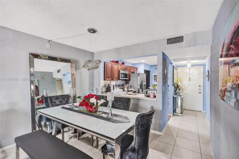 Condo in Miami, Florida, 2 bedrooms  № 2041524 - photo 10