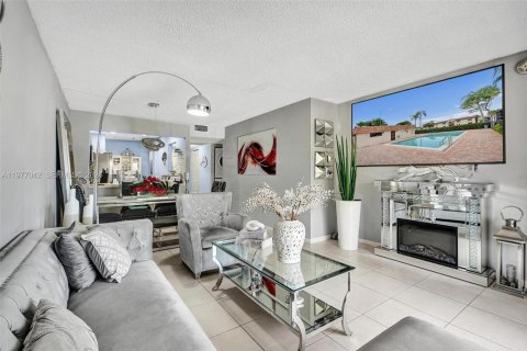 Condo in Miami, Florida, 2 bedrooms  № 2041524 - photo 11