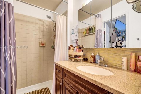 Condo in Miami, Florida, 2 bedrooms  № 2041524 - photo 27