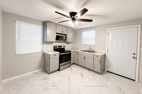 House in Tampa, Florida 3 bedrooms, 128.21 sq.m. № 2317389 - photo 9