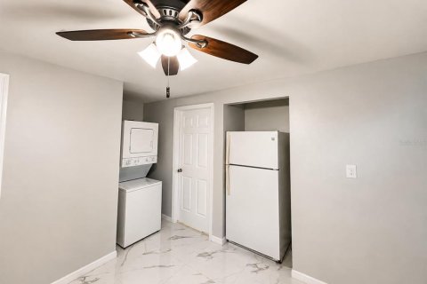 House in Tampa, Florida 3 bedrooms, 128.21 sq.m. № 2317389 - photo 2