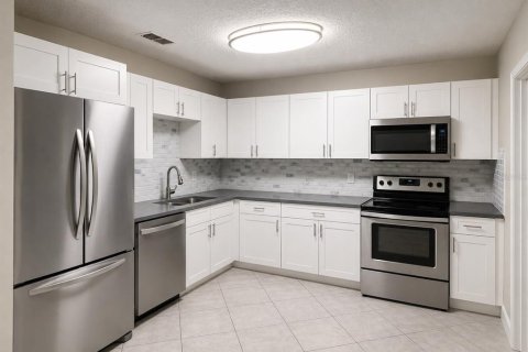 House in Tampa, Florida 3 bedrooms, 128.21 sq.m. № 2317389 - photo 8