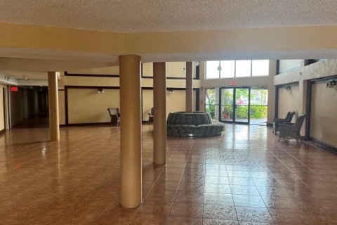 Condo in Miami, Florida, 2 bedrooms  № 1210156 - photo 1