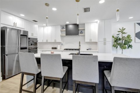 House in Plantation, Florida 4 bedrooms, 171.96 sq.m. № 1943640 - photo 12