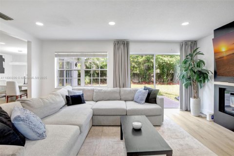 House in Plantation, Florida 4 bedrooms, 171.96 sq.m. № 1943640 - photo 3