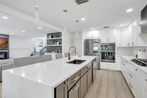 House in Plantation, Florida 4 bedrooms, 171.96 sq.m. № 1943640 - photo 10